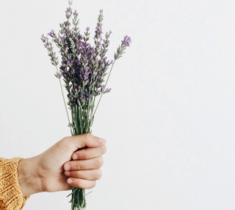 Кому и как дарить букет: правила цветочного этикета