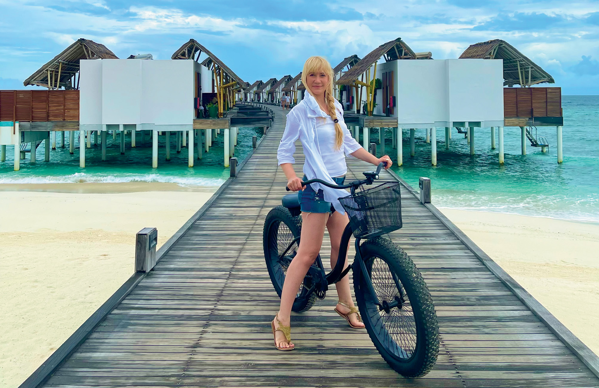 семья на отдыхе. отдых одной. новое направление отдыха. бархатные сезоны сочи. отдыхающие на пляже люди.