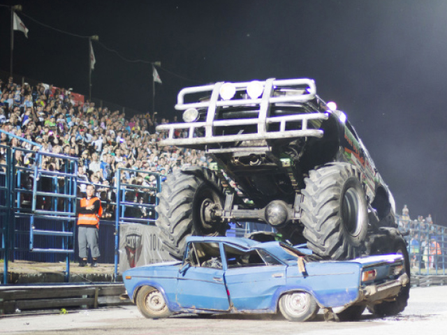 Квадроцикл экстрим. Шоу каскадеров геннадия. Шоу каскадеров геннадия. Шоу каскадеров 2003. Шоу каскадеров геннадия.