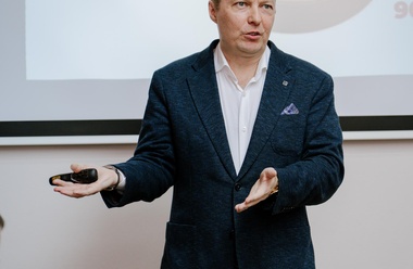Продажи на падающем рынке для производственника или оптовика обсудили на «Бизнес-среде» с Вячеславом Коршуновым